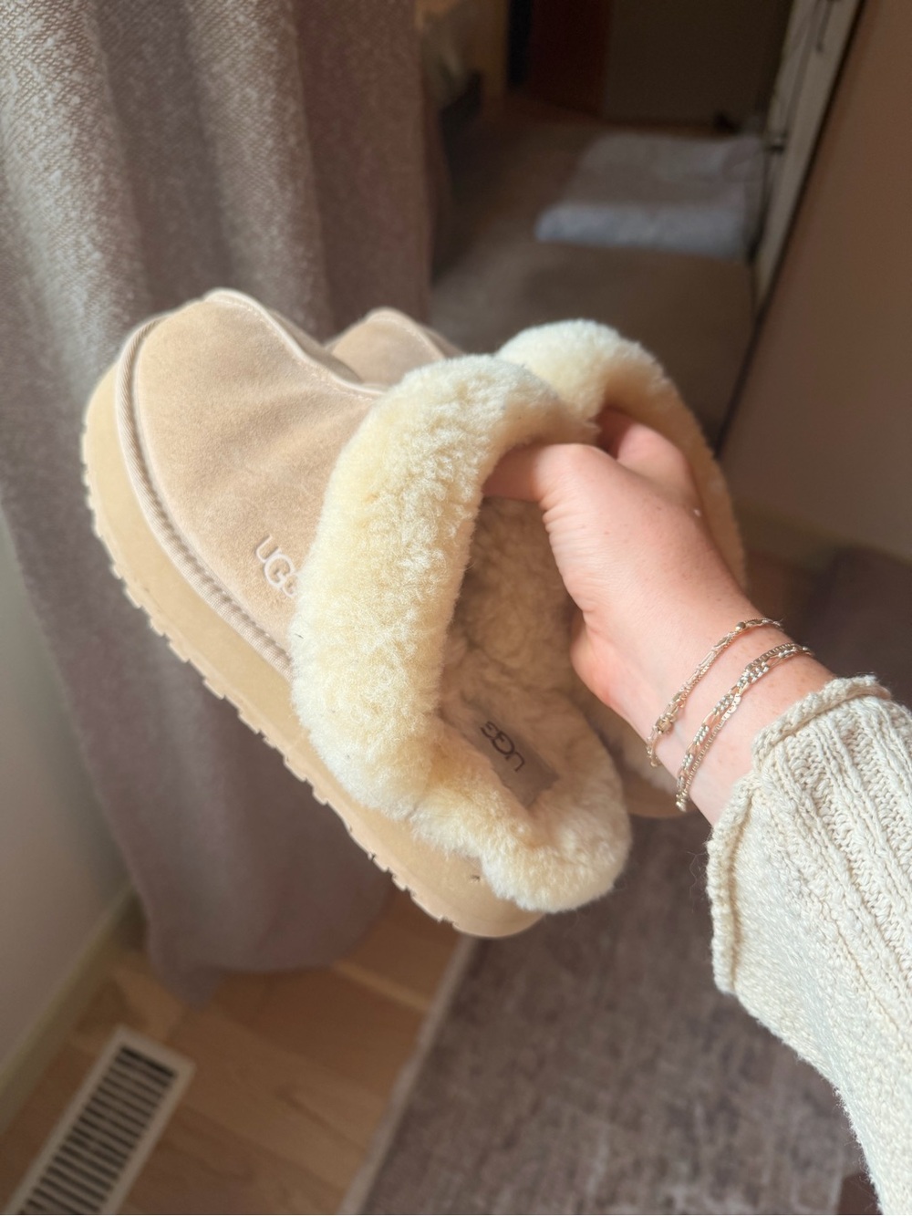 UGG Women's Sand/Shearling Tan Slip-On Clog size 41 / 10